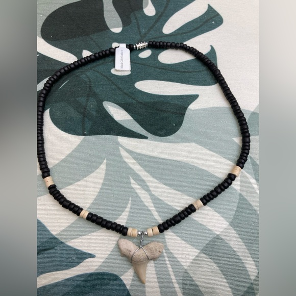 Lot if 3 Maui Beach Necklaces with puka and shark teeth - Picture 3 of 4